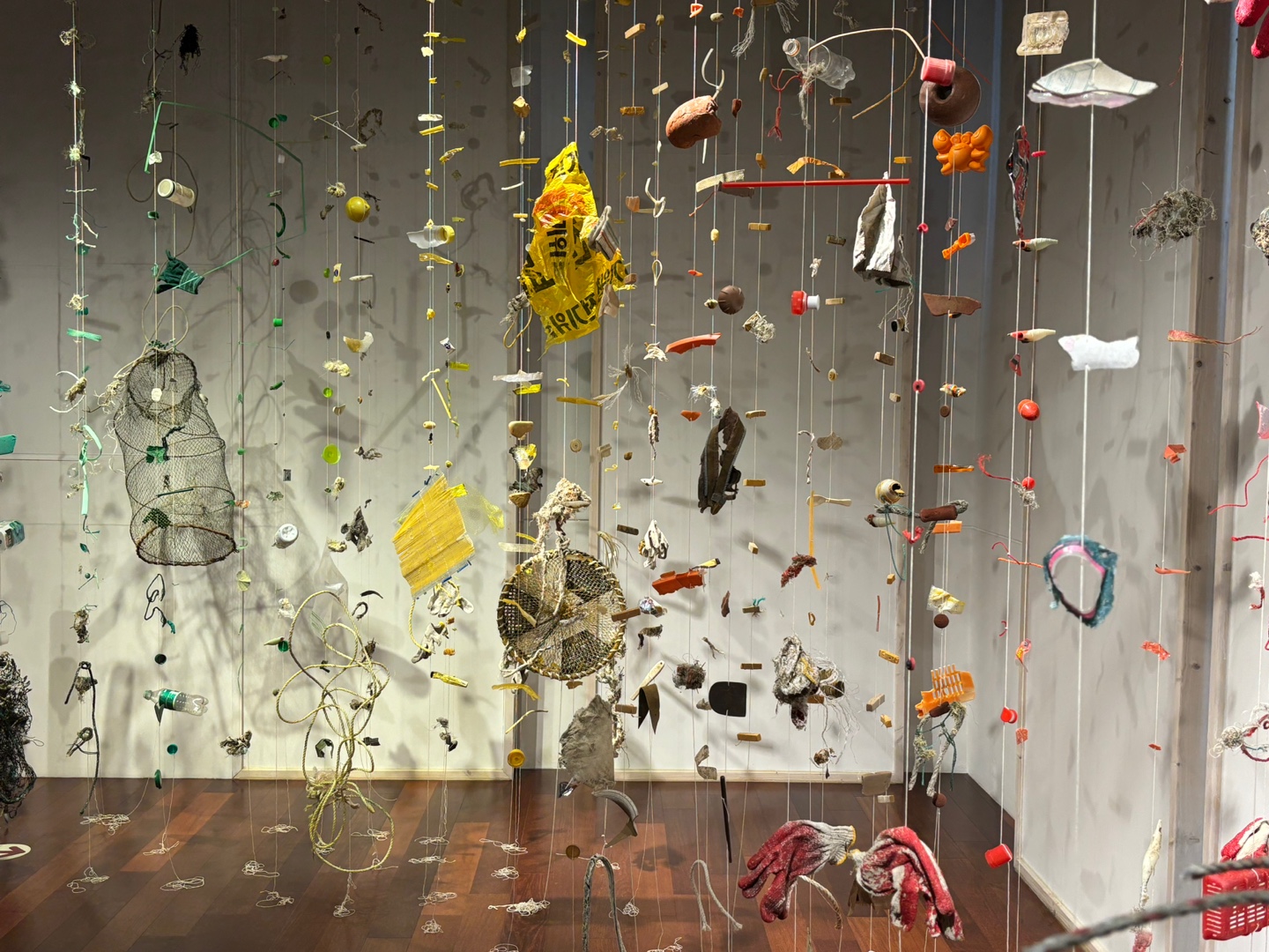 변산 풍경이 된 플라스틱 전시 모습