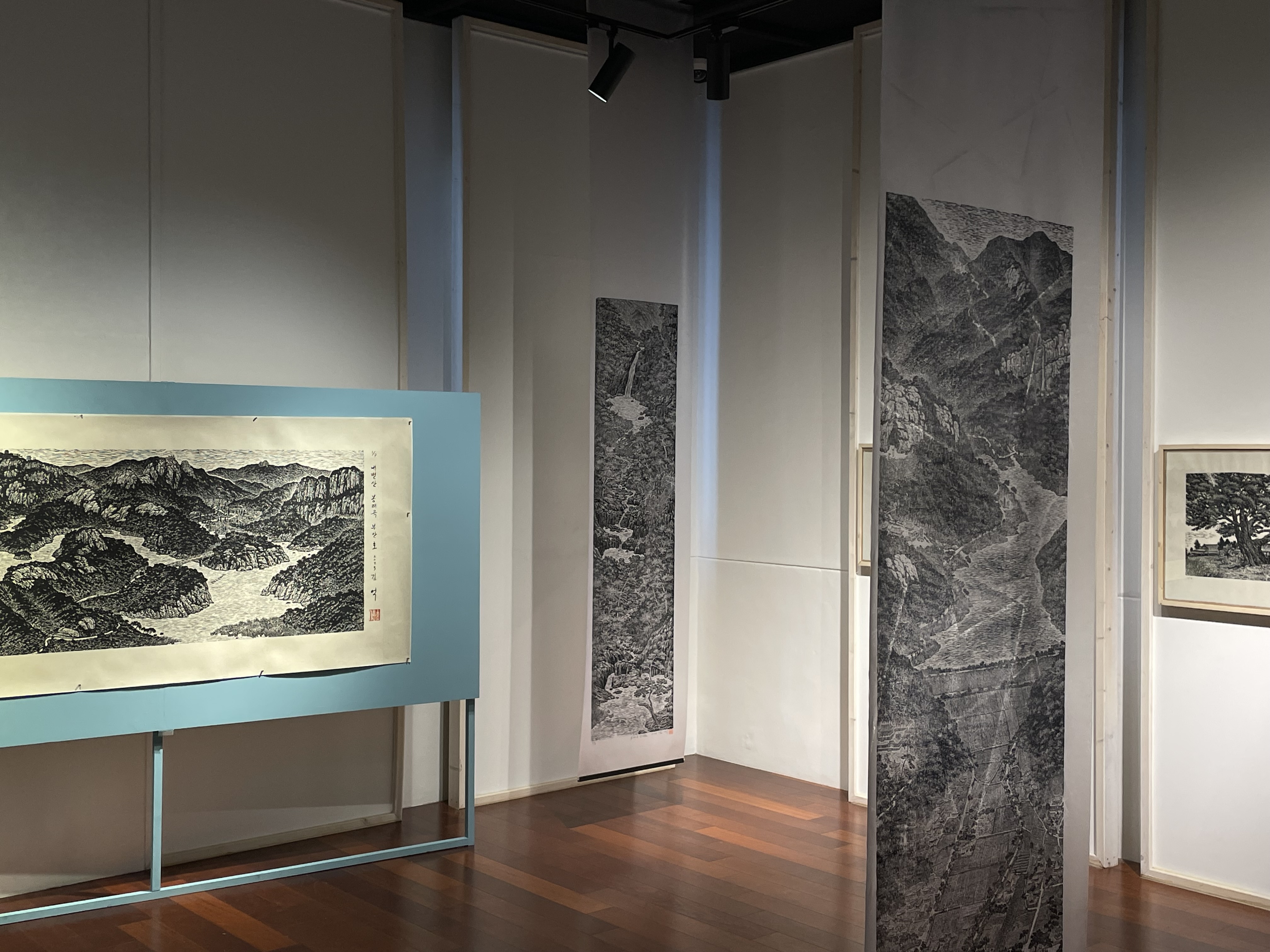 부안에 산다 김억 목판화전 전시물