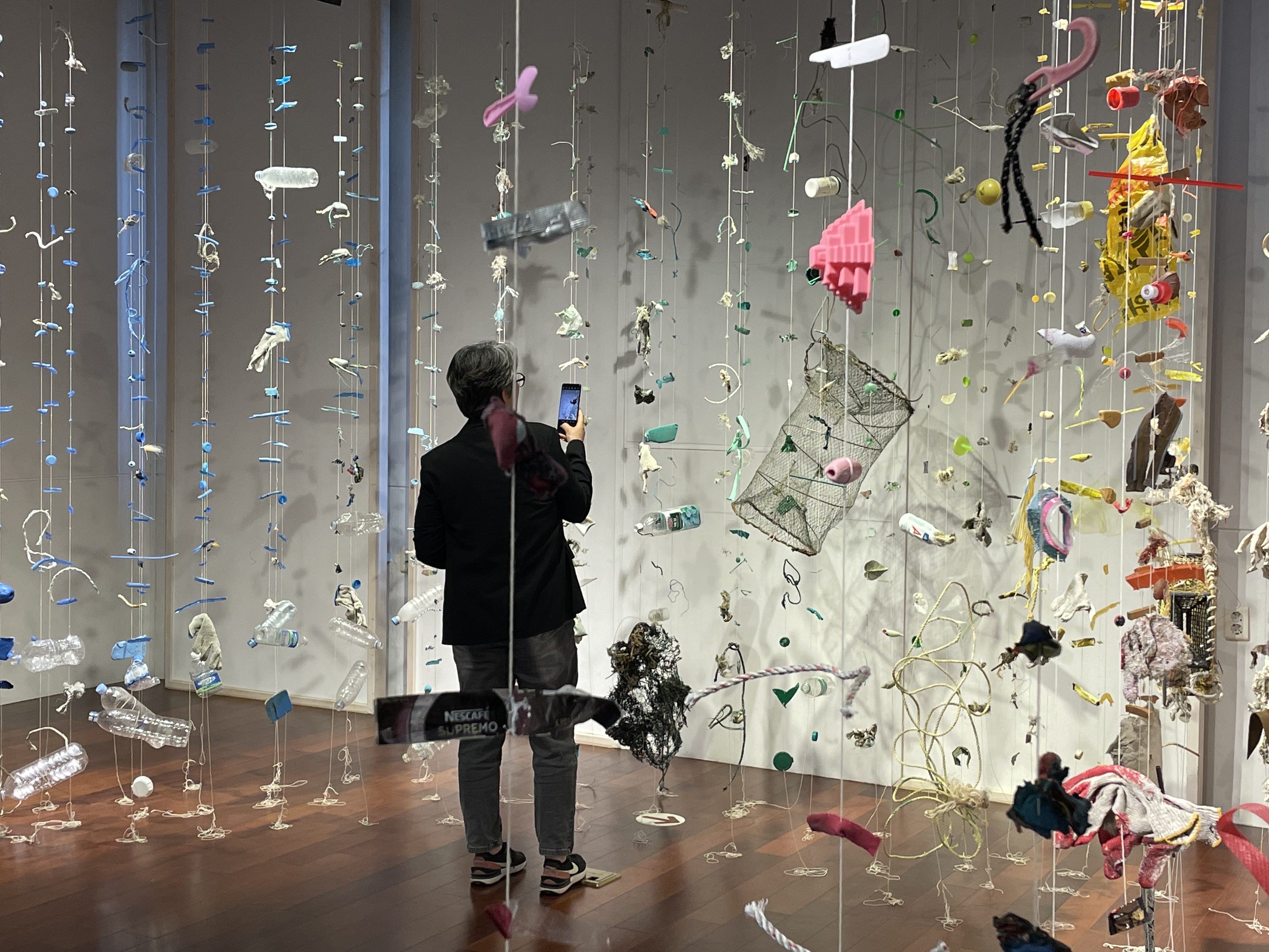 변산 풍경이 된 플라스틱 전시 모습