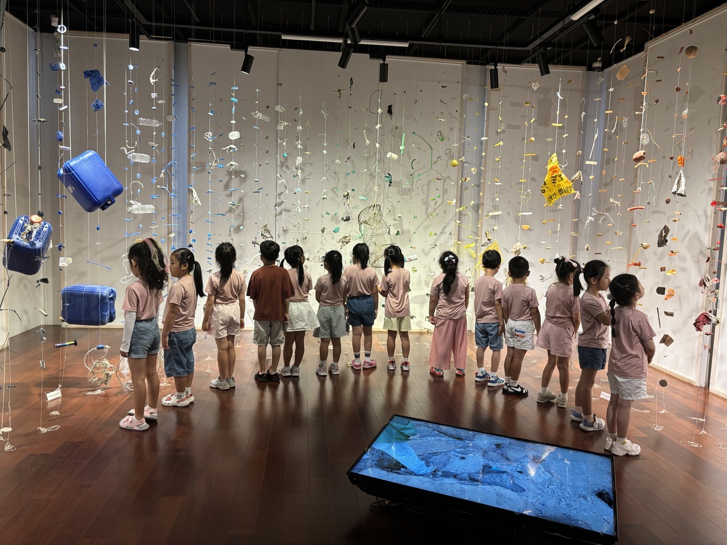 변산 풍경이 된 플라스틱 전시 관람